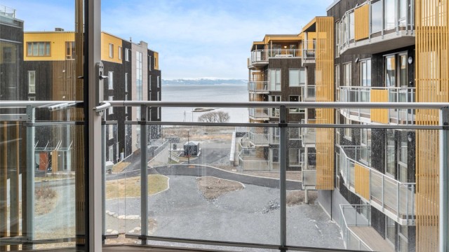 En flott og moderne 3-roms selveierleilighet beliggende i byggets 3.etasje på Vikhammer. Her bor man med kort vei til "alt"!