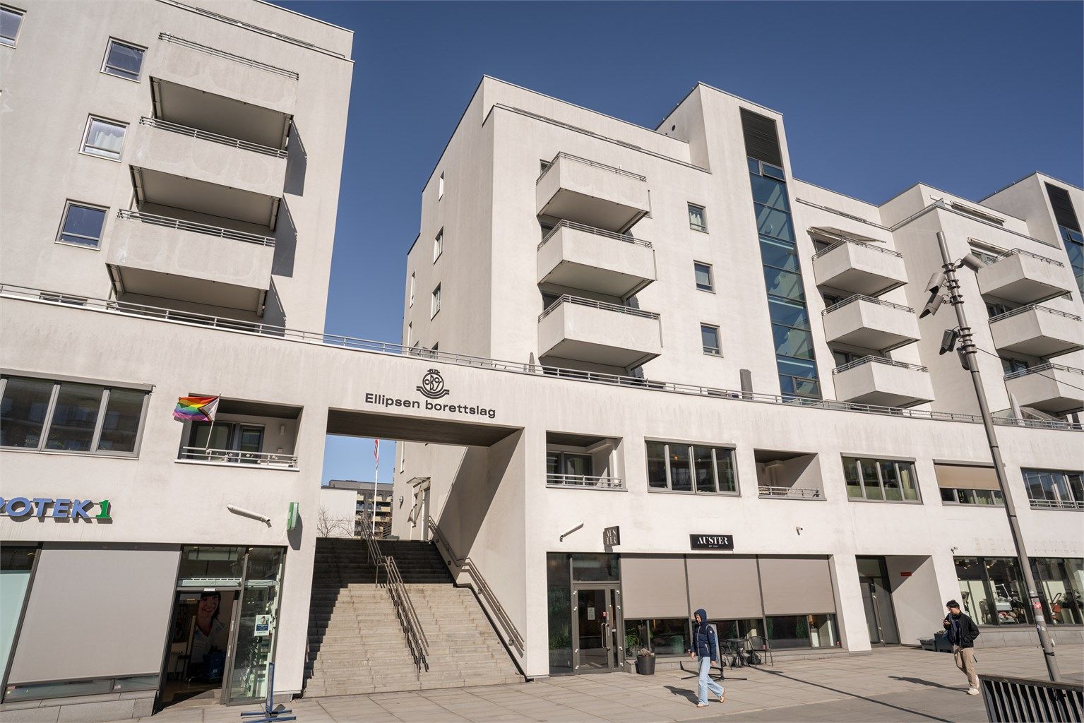 Leiligheten ligger i Ellipsen borettslag, et veldrevet lag med servicetilbud på gateplan.