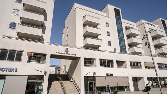 Leiligheten ligger i Ellipsen borettslag, et veldrevet lag med servicetilbud på gateplan.