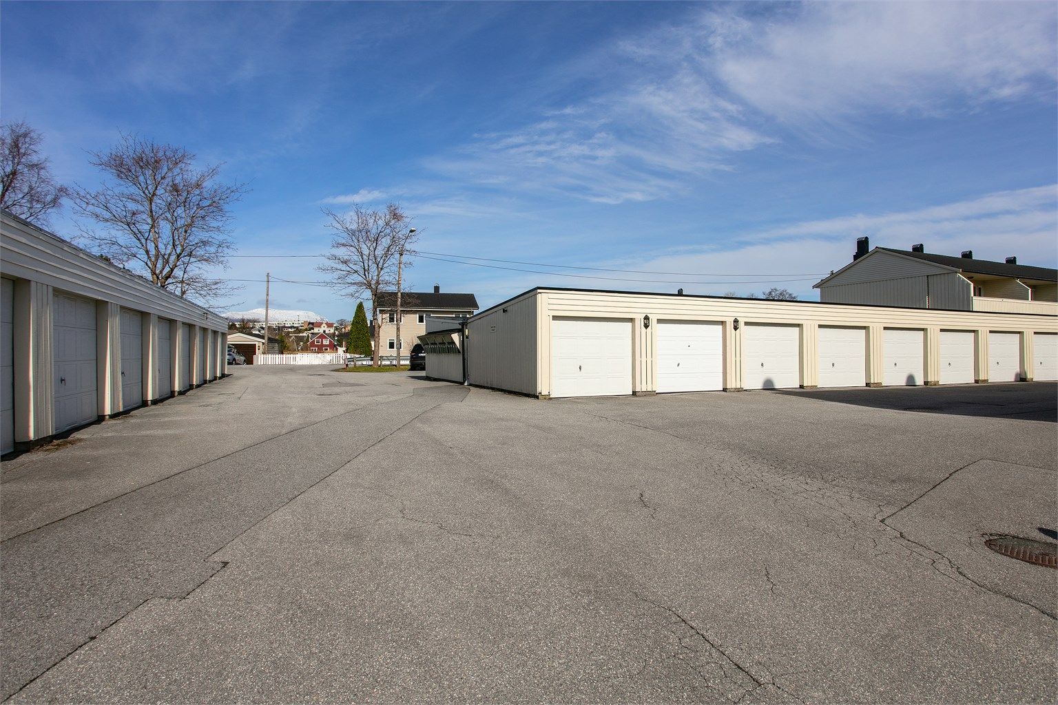 Hver enhet har egen garasjeplass. Her er det klargjort for montering av ladeboks for elbil.