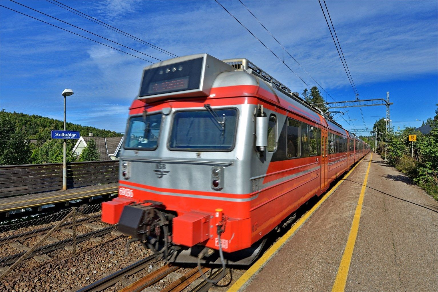 Få minutters gange til Solbråtan stasjon med god forbindelse mot blant annet Oslo - ca. 20 min til Oslo S, og går hvert 15. minutt store deler av dagen på hverdager - i tillegg kort vei til bussholdeplass fra boligen