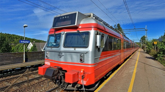 Få minutters gange til Solbråtan stasjon med god forbindelse mot blant annet Oslo - ca. 20 min til Oslo S, og går hvert 15. minutt store deler av dagen på hverdager - i tillegg kort vei til bussholdeplass fra boligen
