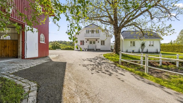 For den hesteinteresserte er dette en drøm. To store, romslige luftegårder, pent inngjerdet med klassiske hvite PVC-gjerder, gir hestene god bevegelsesfrihet.