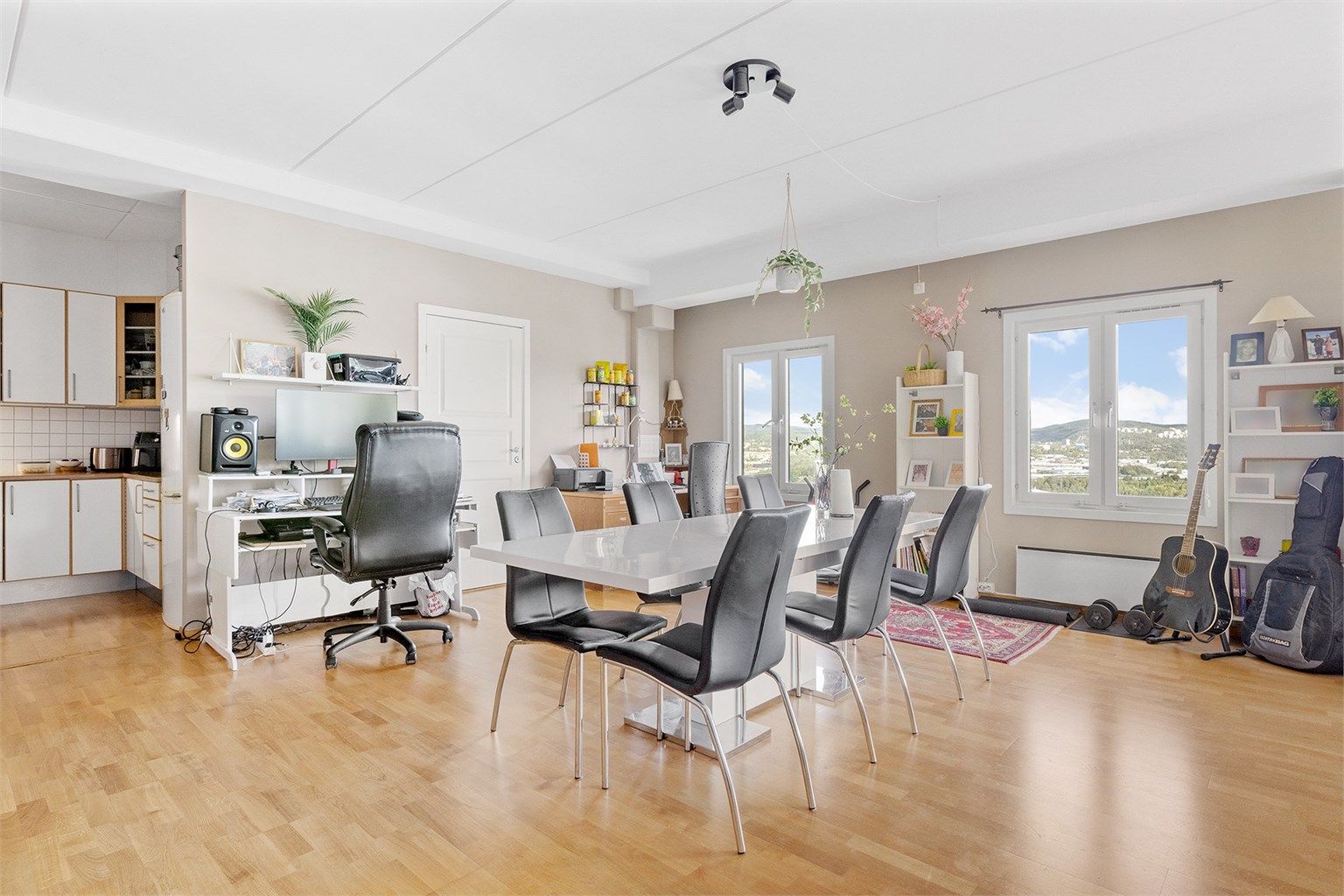 Romslig stue med god plass til spisebord