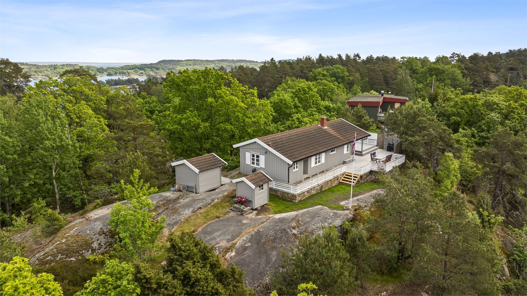 Eiendommen ligger høyt og fritt på en selveiet tomt på over 2,4 mål, med bilvei frem.