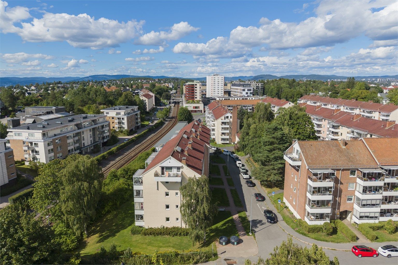 Kort vei til Lambertseter Senter med et bredt utvalg av butikker og servicetilbud.