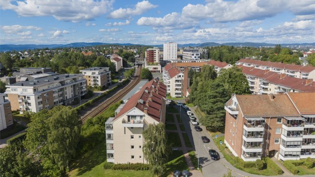 Kort vei til Lambertseter Senter med et bredt utvalg av butikker og servicetilbud.