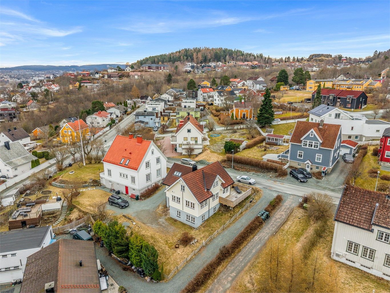 I nærområdet er det kort vei til både barnehager og skoler, noe som gjør beliggenheten svært godt egnet for familier i ulike livsfaser.