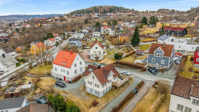 I nærområdet er det kort vei til både barnehager og skoler, noe som gjør beliggenheten svært godt egnet for familier i ulike livsfaser.