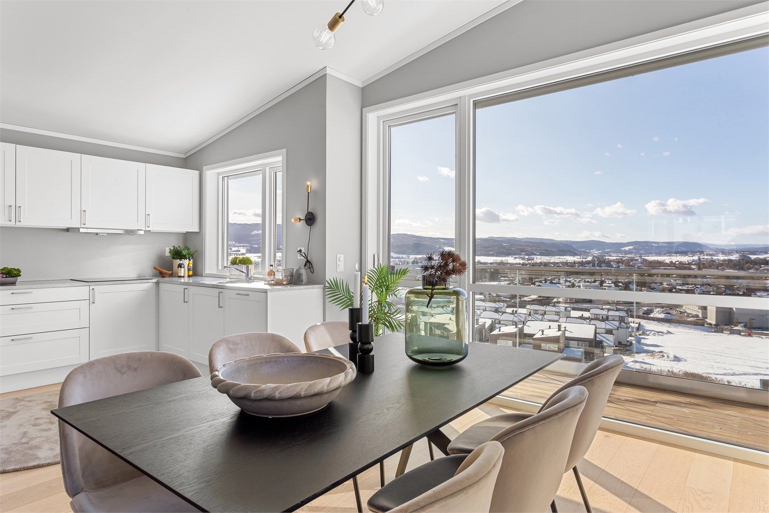 God plass for spisestue tilknyttet kjøkken og stue