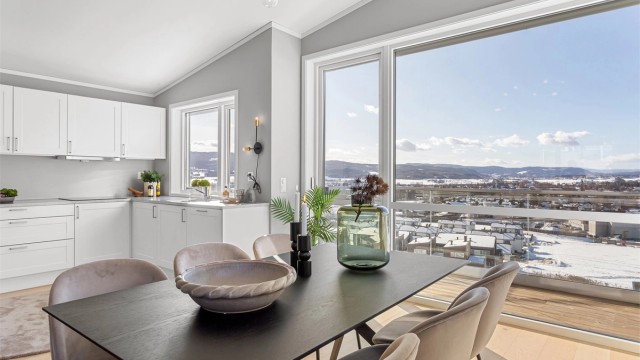 God plass for spisestue tilknyttet kjøkken og stue