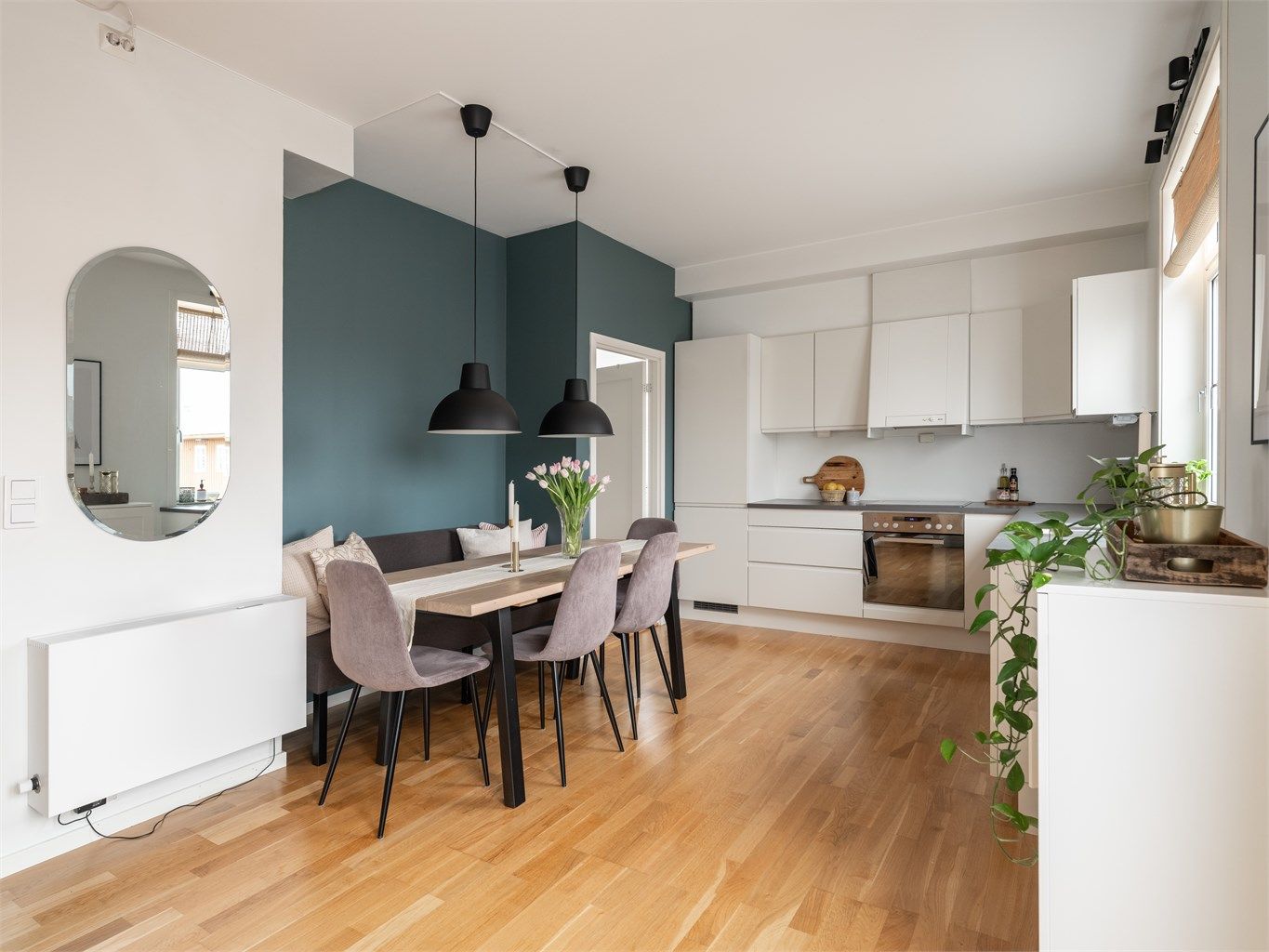 Kjøkkenet har praktisk plassering i hjørnet med god plass til spisegruppe. 