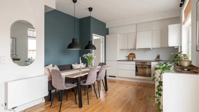 Kjøkkenet har praktisk plassering i hjørnet med god plass til spisegruppe.