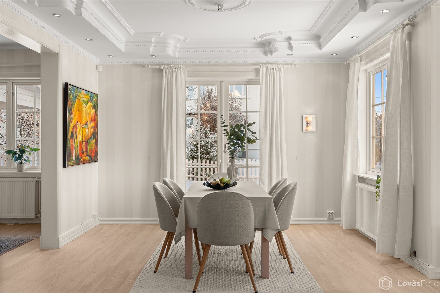 Spisestue med utgang mot syd til stor skiferlagt terrasse og hage