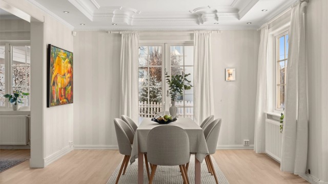 Spisestue med utgang mot syd til stor skiferlagt terrasse og hage