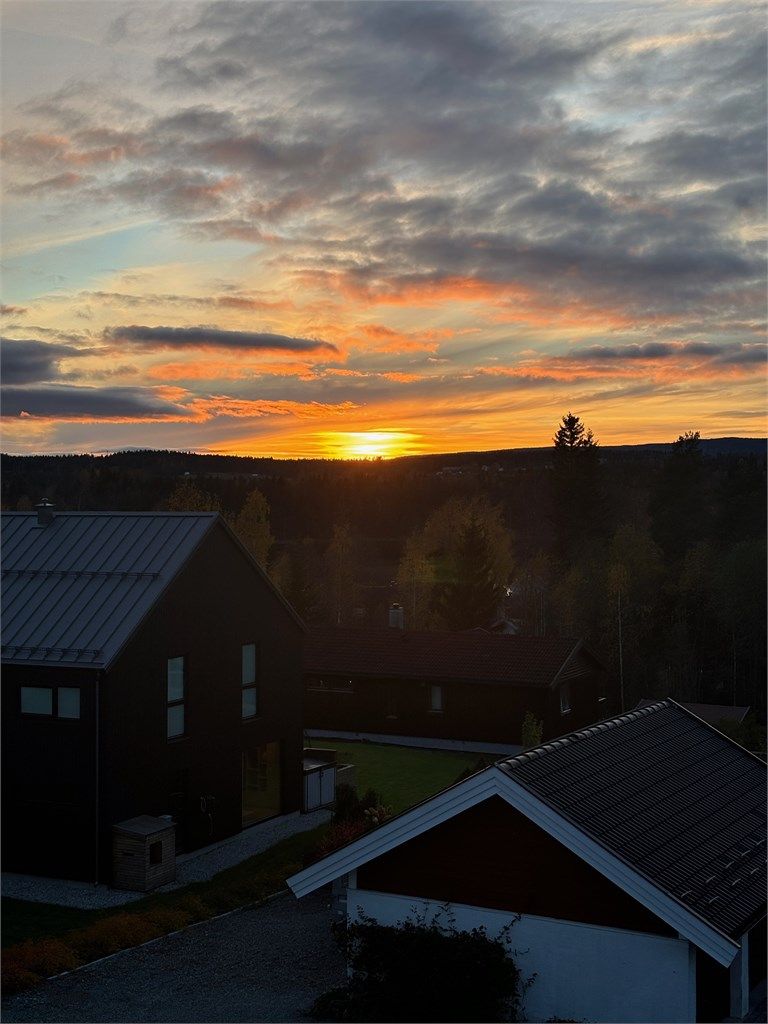 Fra stuen er det nydelig kveldssol. Dette er privat bilde fra selger på høsten.