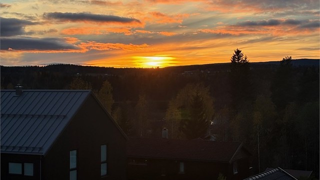 Fra stuen er det nydelig kveldssol. Dette er privat bilde fra selger på høsten.