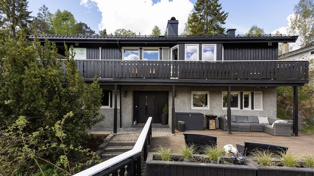 Den store terrassen ved inngangspartiet er på hele 90 kvadratmeter.