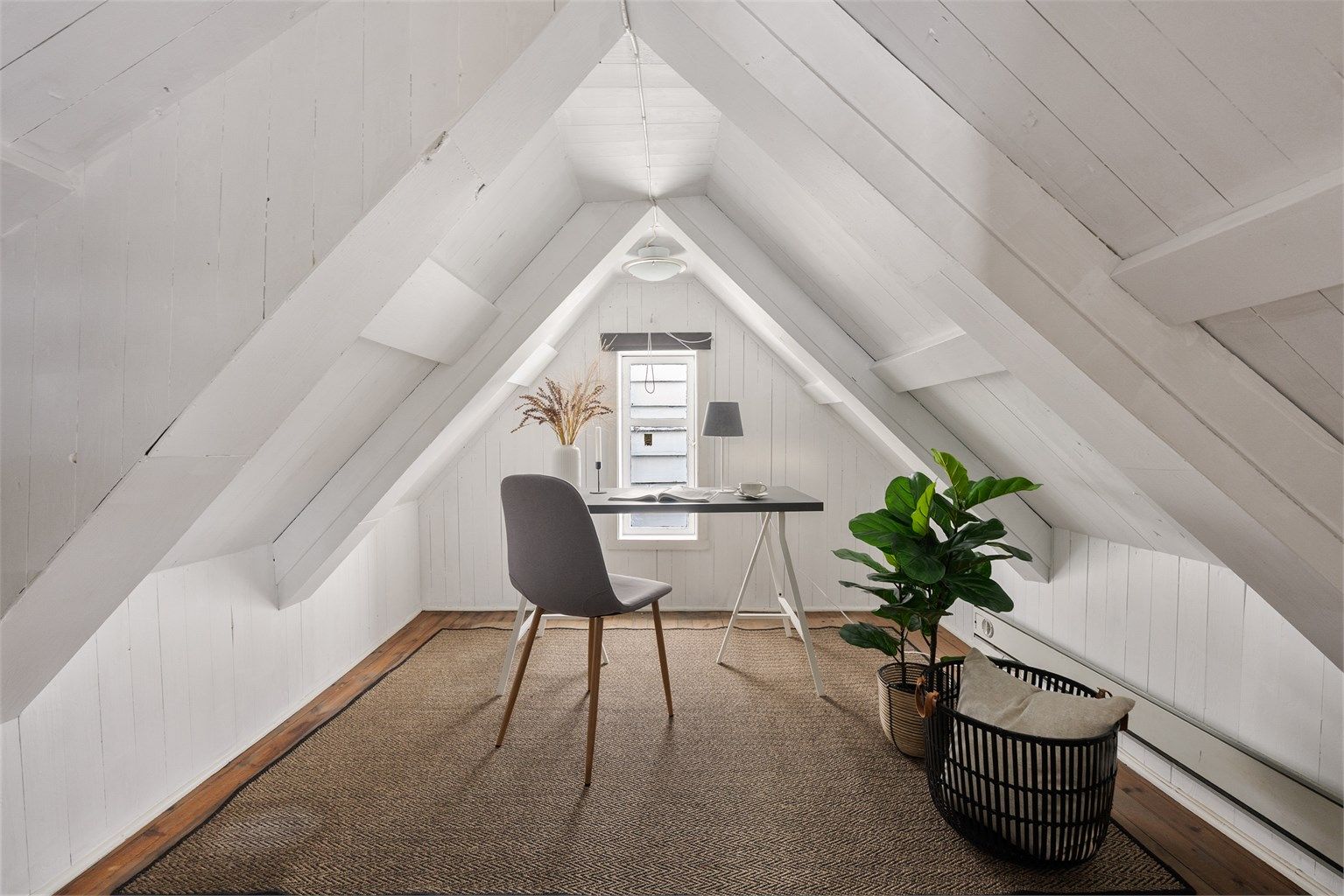 Loftsrom innredet med kontor.