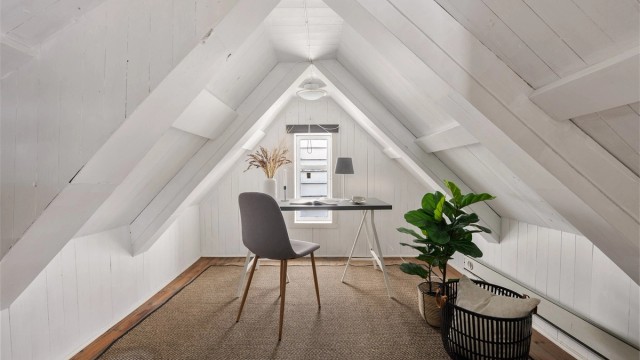 Loftsrom innredet med kontor.