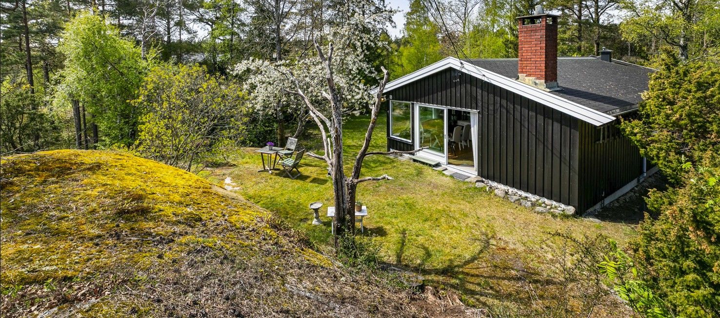 Ny skyve-/hevedør og nytt tilstøtende vindu er installert i stuen så nylig som i 2026.
Ytterveggene omkring ble samtidig malt. Takshingel er fra 2008
