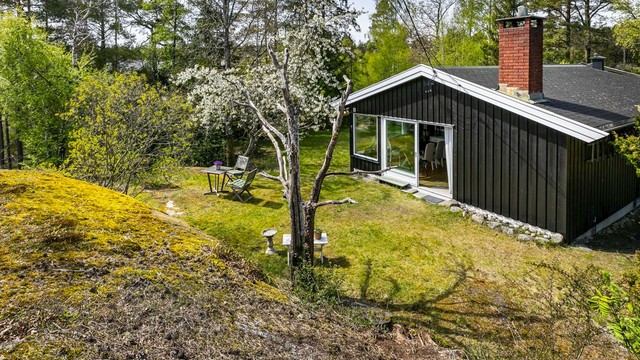 Ny skyve-/hevedør og nytt tilstøtende vindu er installert i stuen så nylig som i 2026.
Ytterveggene omkring ble samtidig malt. Takshingel er fra 2008