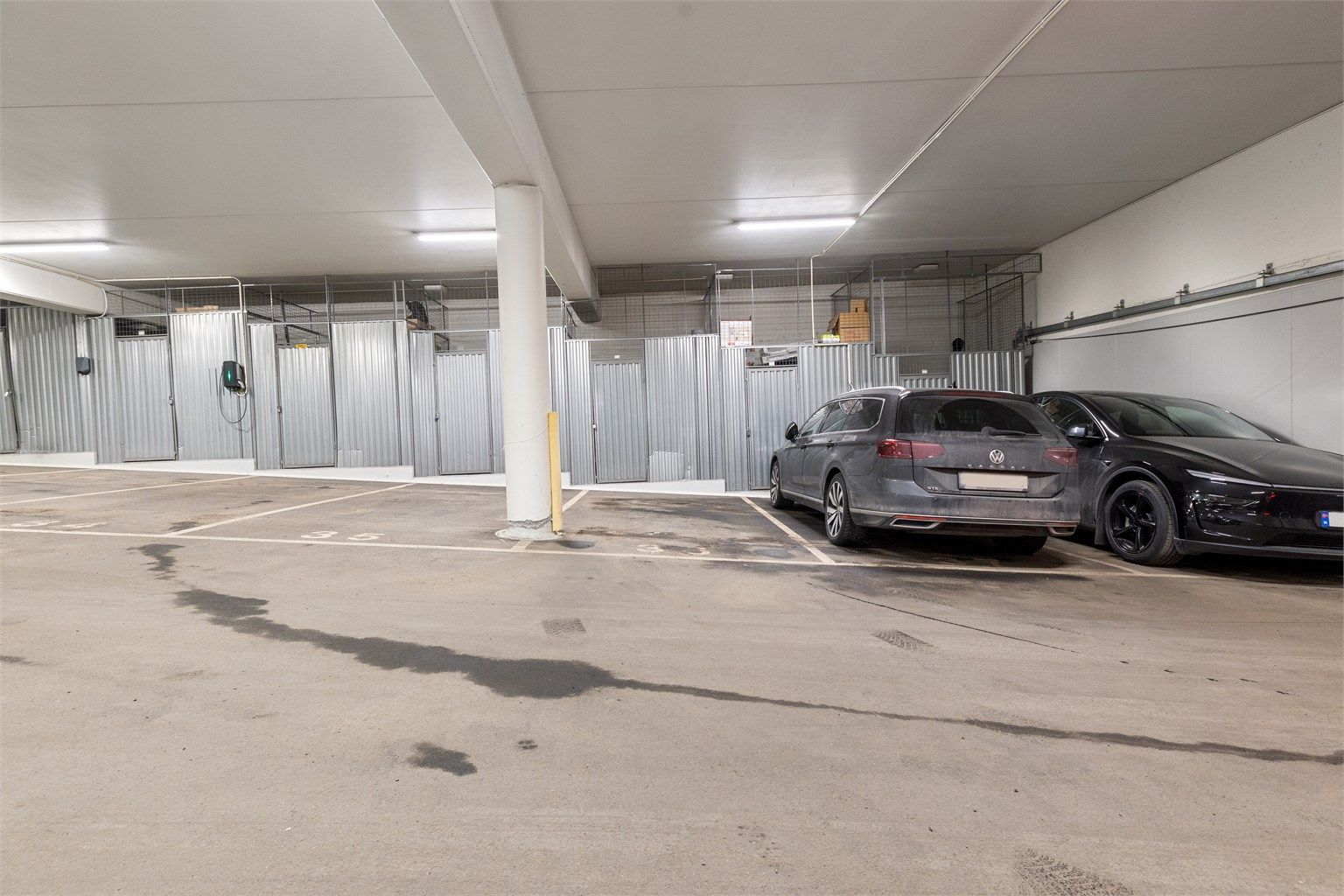 Selger har bruksrett til parkeringsplass nr. 36 i felles lukket garasjeanlegg under blokk 5 A/B. Denne kan medfølge leiligheten for 350 000,-