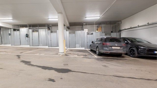 Selger har bruksrett til parkeringsplass nr. 36 i felles lukket garasjeanlegg under blokk 5 A/B. Denne kan medfølge leiligheten for 350 000,-