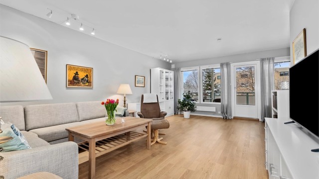 Romslig stue med direkte tilknytting til balkongen og spisestue delen.