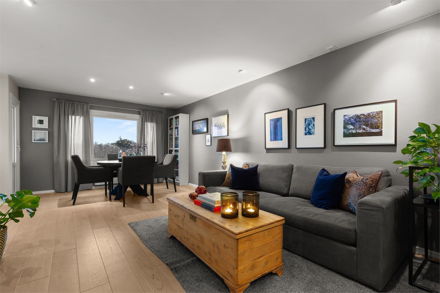 Stuen er av god størrelse med plass til å møblere i ulike soner.