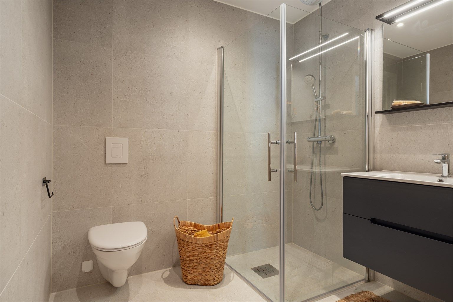 Badene er av tilnærmet identisk størrelse og stilfullt utført med blant annet storformat terrazzo-fliser på både gulv og vegger.