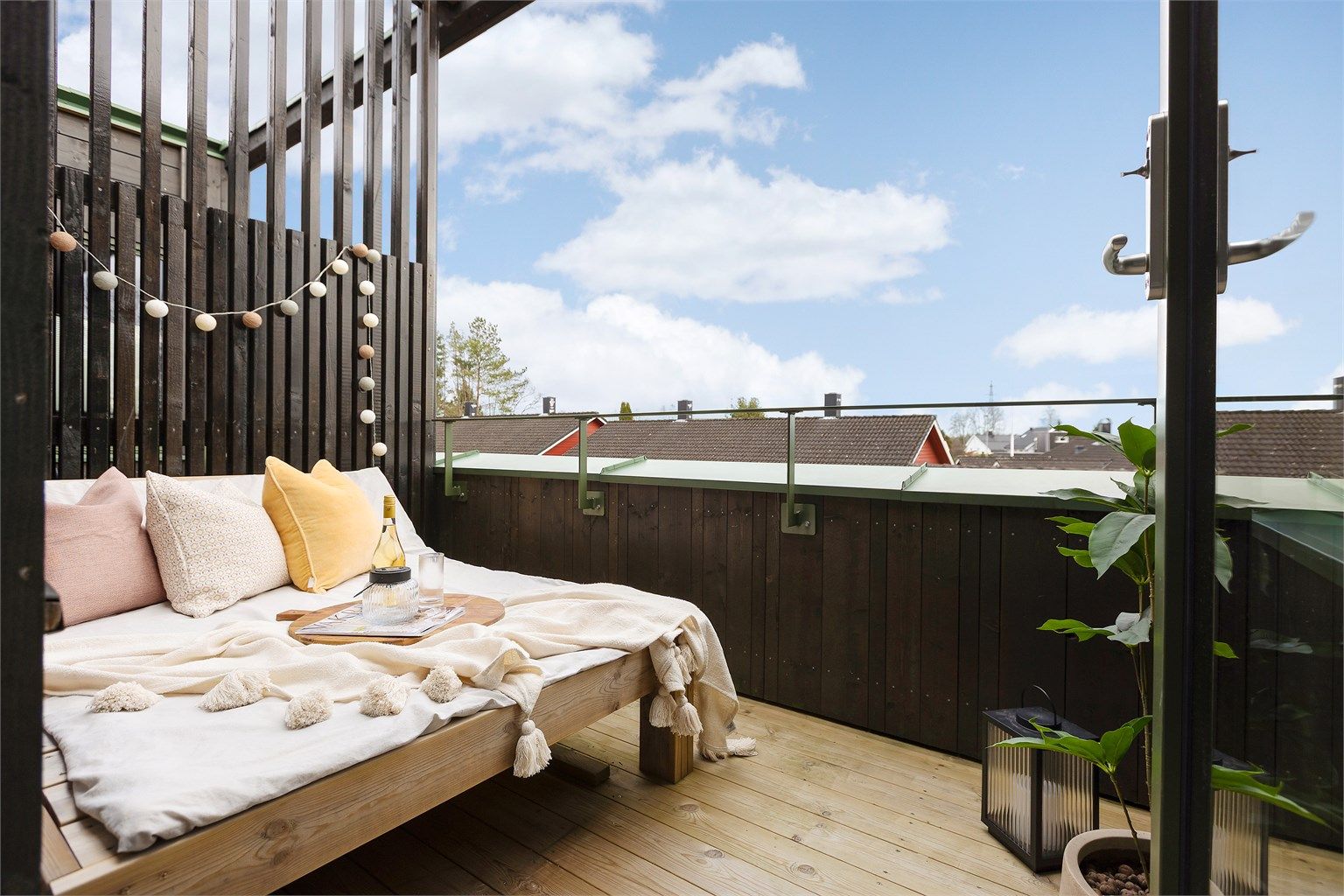 En tilbaketrukket og usjenert uteplass med utgang fra 2. etasje. Perfekt sted å nyte kaffen i morgensolen.