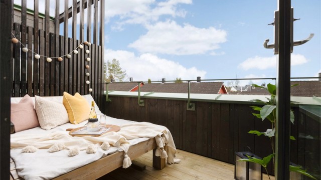 En tilbaketrukket og usjenert uteplass med utgang fra 2. etasje. Perfekt sted å nyte kaffen i morgensolen.