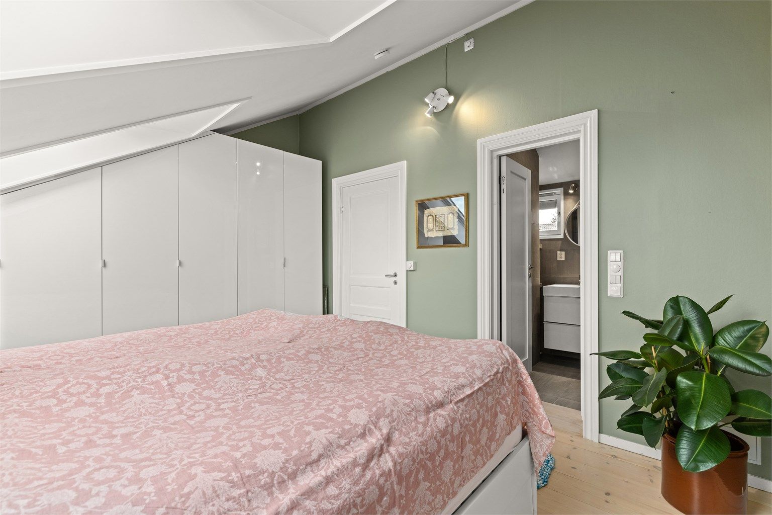 Hovedsoverommet har rikelig med garderobeplass og direkte adkomst til eget bad.