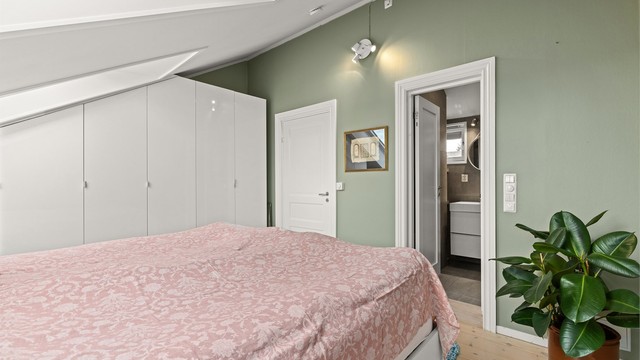 Hovedsoverommet har rikelig med garderobeplass og direkte adkomst til eget bad.