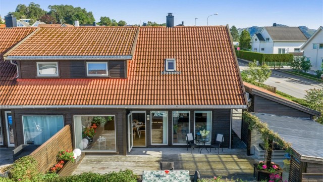 Velkommen til Myrveien 3, presentert av Eiendomsmegler Krogsveen Sandnes, ved Tom Chriser Hovde.
Boligen går over 2 plan, har 3 soverom, romslig bad, gjeste wc, eget vaskerom m.m.