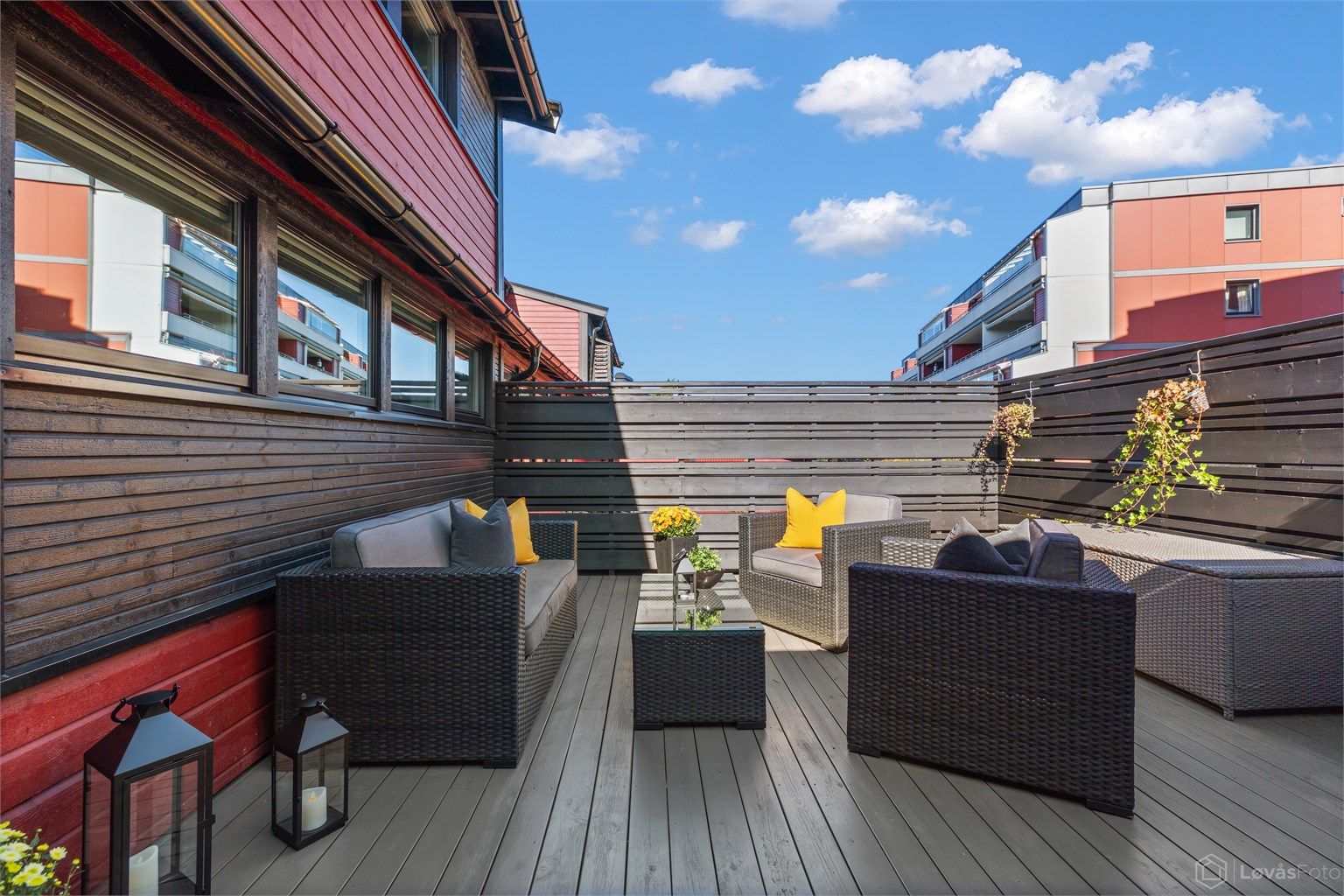 Her er det god plass til flere sittegrupper, grill og sosiale soner. I tilknytning til terrassen finner du også en praktisk utvendig bod, som gir gode oppbevaringsmuligheter for sesongutstyr, hagemøbler og annet utstyr.