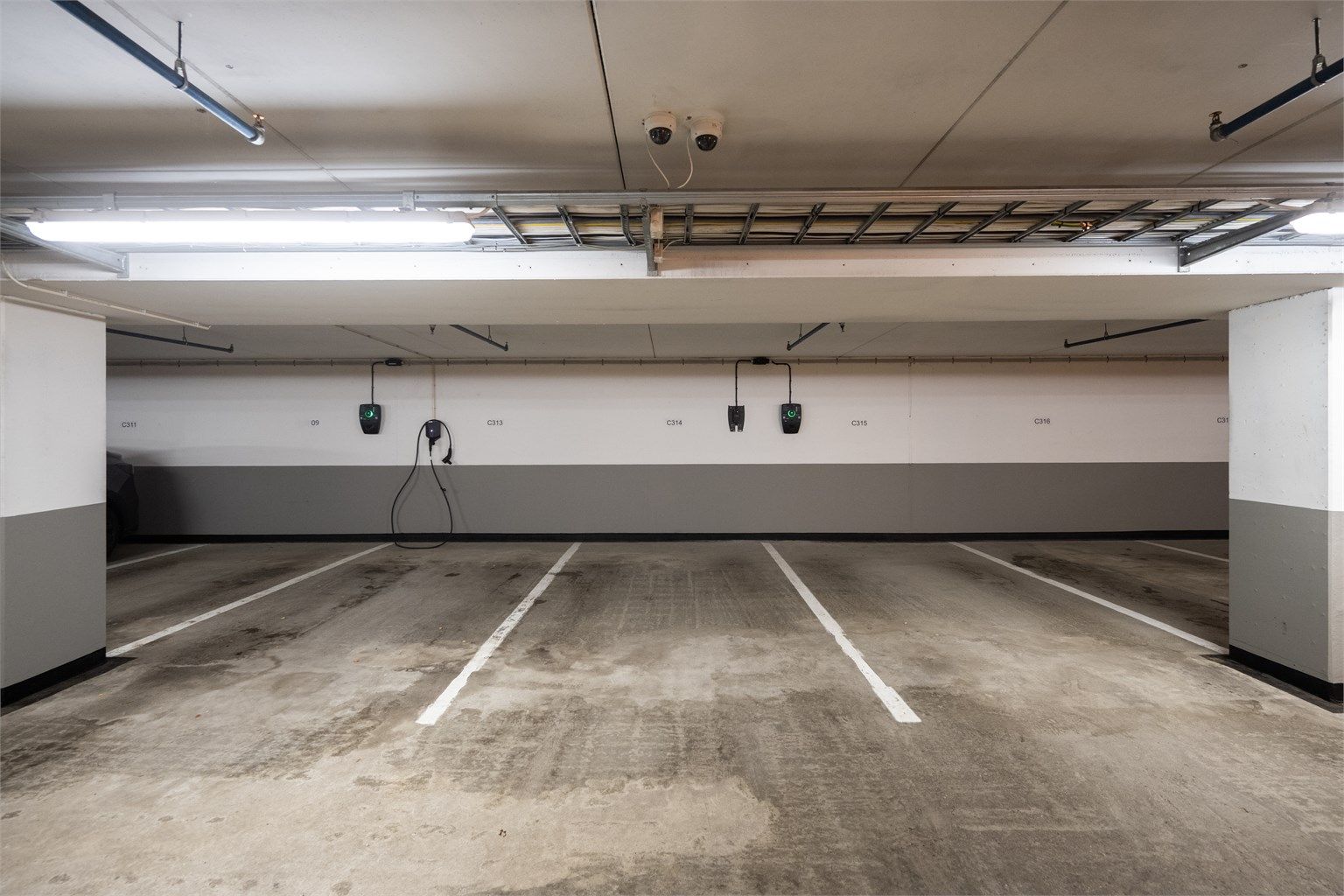 Disponibel parkeringsplass i felles parkeringskjeller. Det er lagt opp infrastruktur for montering av elbillader.