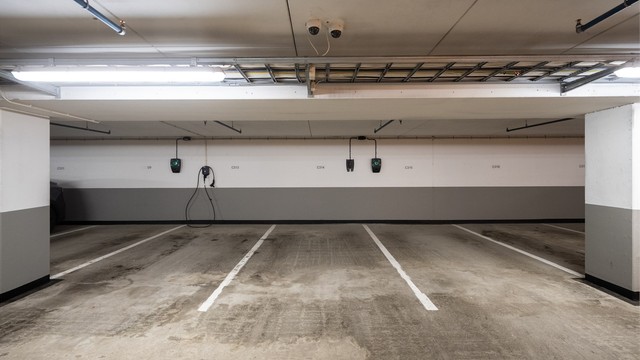 Disponibel parkeringsplass i felles parkeringskjeller. Det er lagt opp infrastruktur for montering av elbillader.
