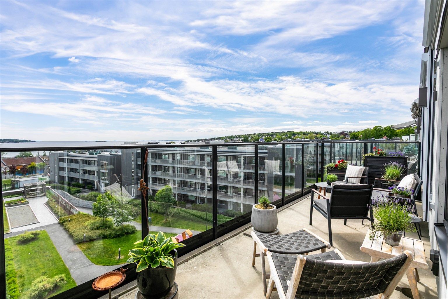 Høyt og luftig i øverste etasje av Helgerødgata 4A ligger denne store tre-roms leiligheten på hele 113 kvm.