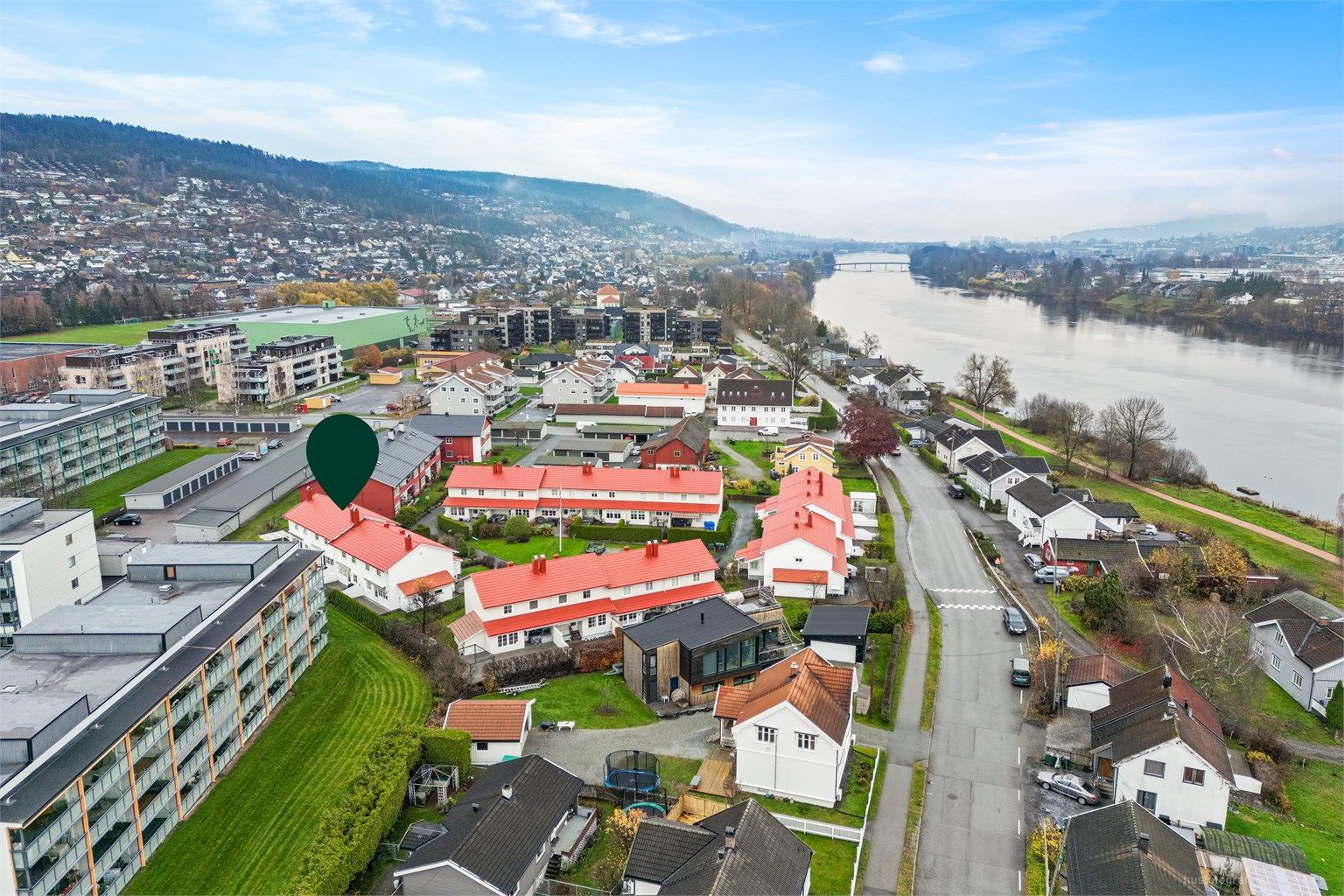 Det er kort vei til Åssiden skole og idrettsanlegg, kun få minutters gange unna.