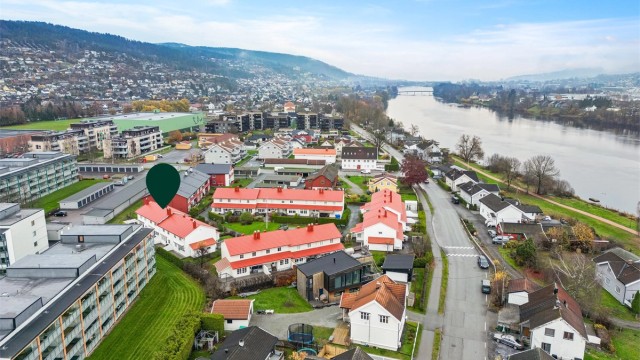 Det er kort vei til Åssiden skole og idrettsanlegg, kun få minutters gange unna.