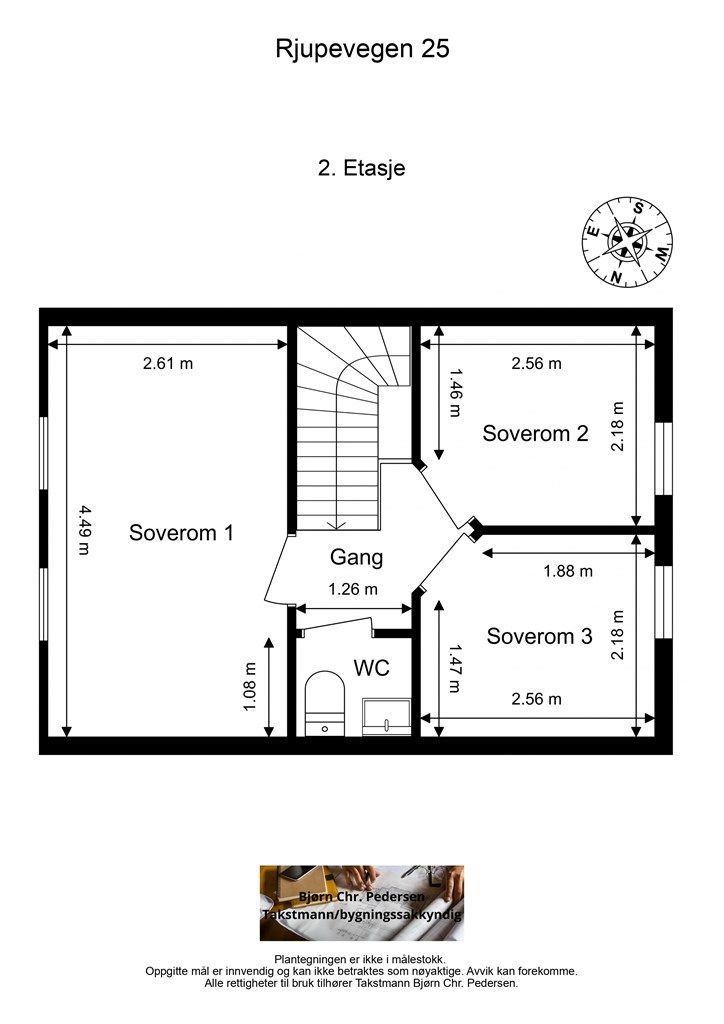 Andre etasje er en privat sone med tre soverom og et separat toalettrom, praktisk adskilt fra de sosiale arealene.