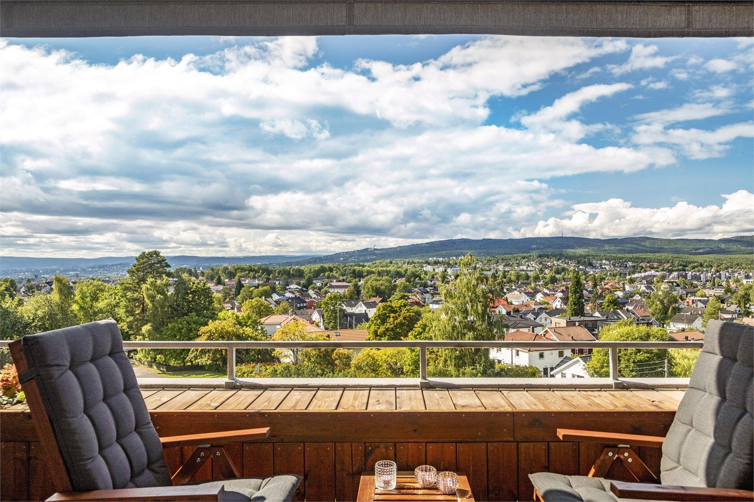 Balkongen er utstyrt med elektrisk markise og utvendige stikkontakter