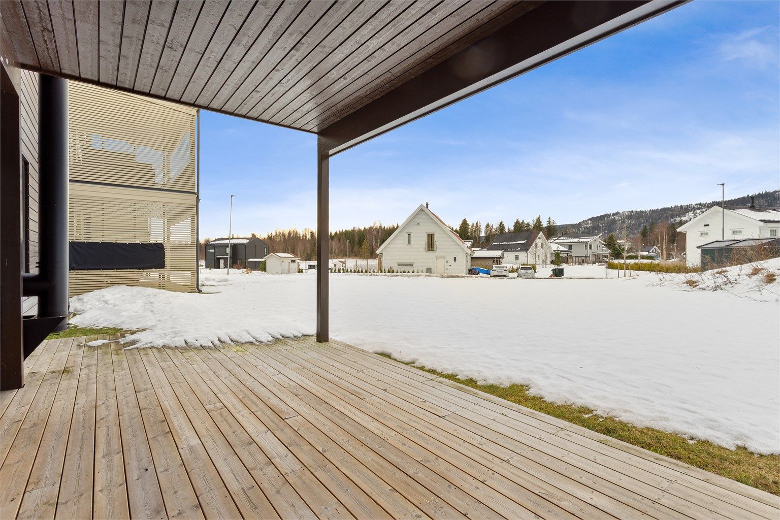 Den store terrassen på 22 m² er bygget i trekonstruksjoner med terrassebord.