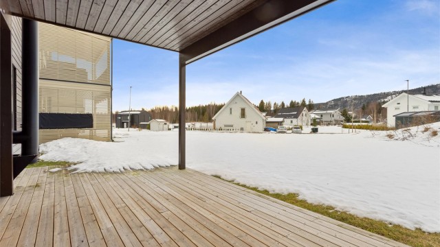 Den store terrassen på 22 m² er bygget i trekonstruksjoner med terrassebord.