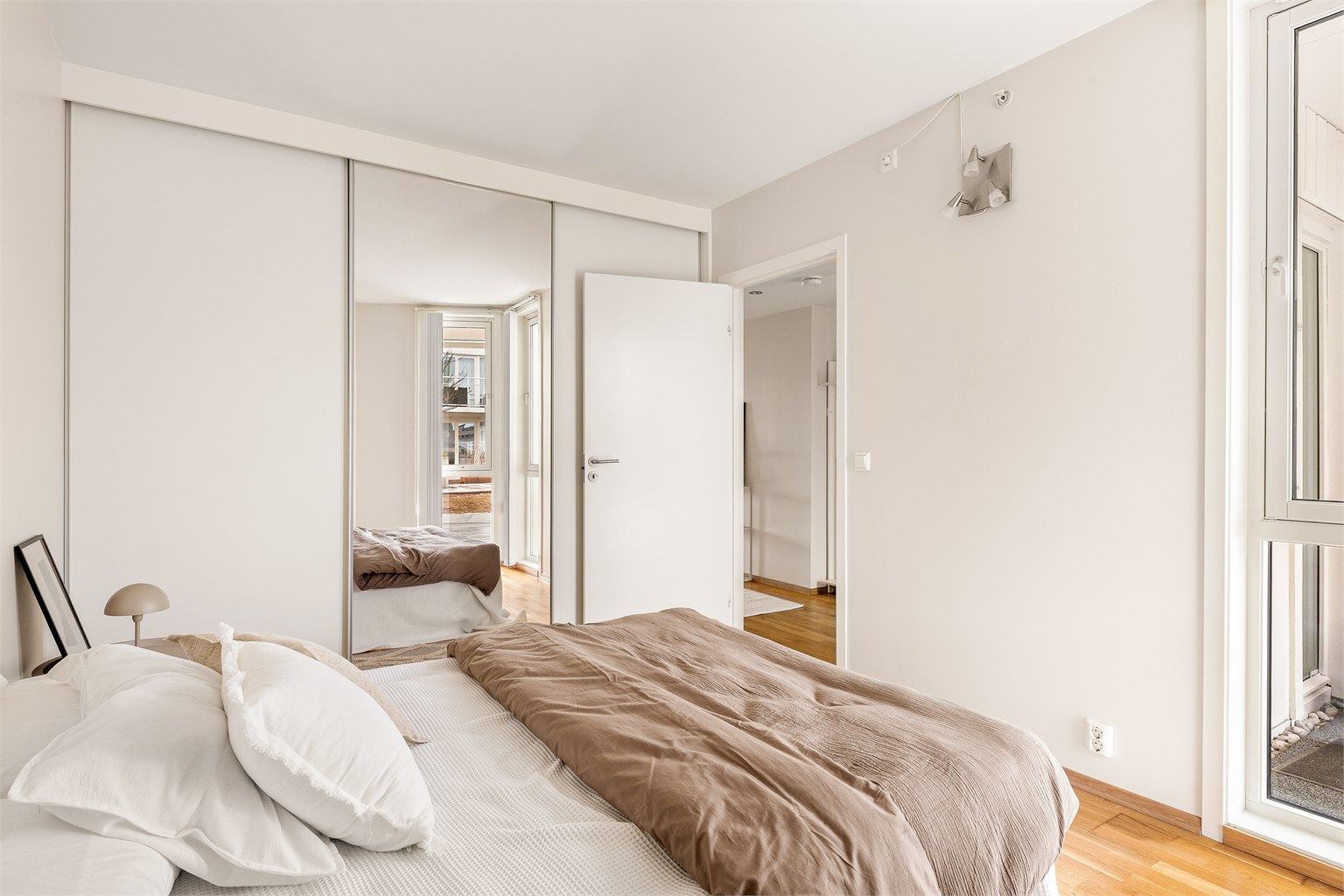 Hovedsoverommet har en romslig skyvedørsgarderobe med speilfronter som gir en god romfølelse.