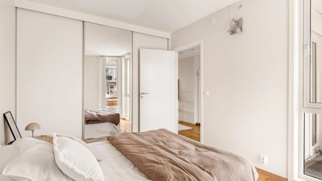 Hovedsoverommet har en romslig skyvedørsgarderobe med speilfronter som gir en god romfølelse.