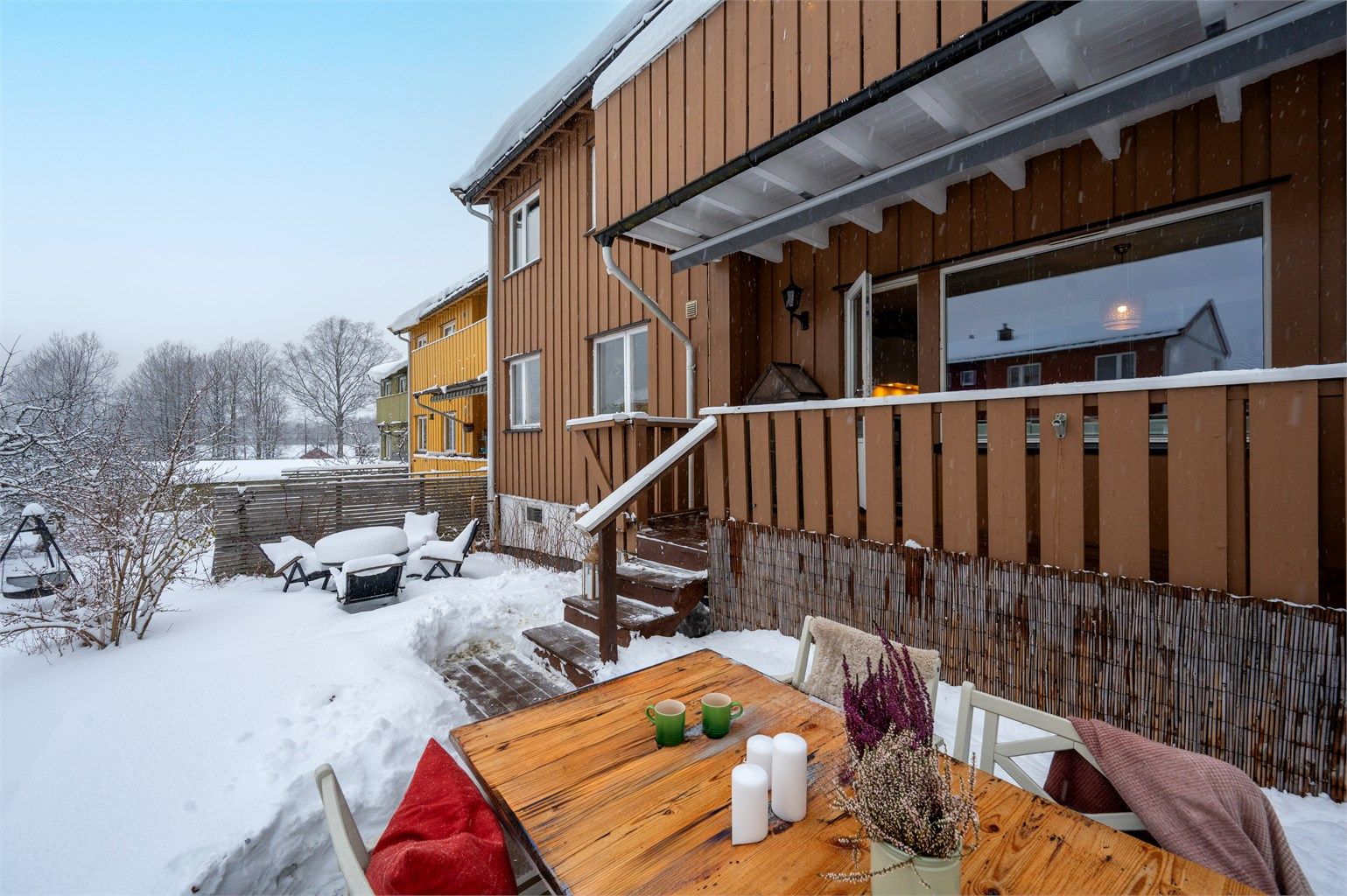 Utgang til både balkong og terrasse for leiligheten.