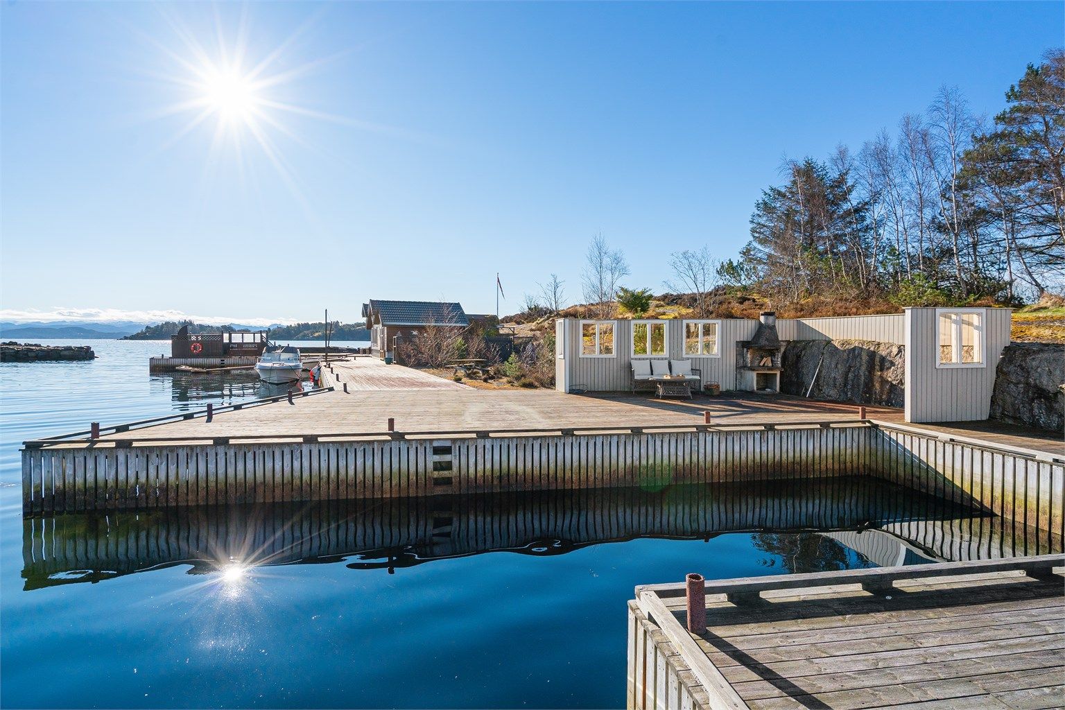 Bryggeanlegget gir gode muligheter for båtliv og bading.